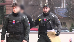 Obvinený z útoku na bývalú priateľku tvrdí, že je nevinný, skončil však vo väzbe