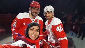 Vhodila úvodné buly. Odmenou selfie s Ovečkinom a Zetterbergom