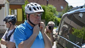 Prezident Kiska ako ho nepoznáte. Prevetral ochranku na bicykloch