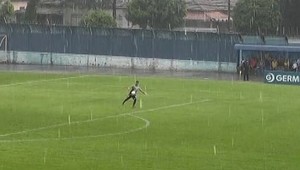 Famózne to trafil. Najkrajší gól brankára z celého ihriska!