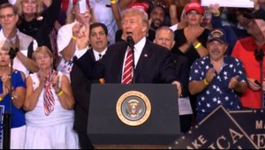 Trump obvinil médiá, že prekrúcajú jeho slová