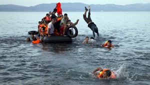 Pri gréckom ostrove stroskotala loď s migrantmi, 34 mŕtvych