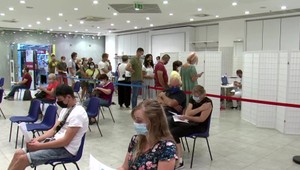 Bratislava pripravuje očkovanie v nákupných centrách. Odborníci už v októbri očakávajú vysoké čísla nových prípadov