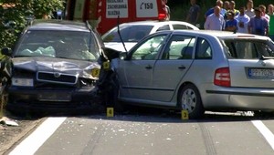 Vodič kaskadér predbiehal kamión. Výsledok? Traja zranení!