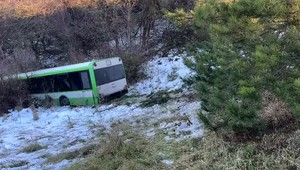 Autobus košickej MHD dostal šmyk a zišiel zo svahu, zranili sa dve osoby