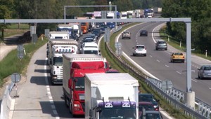 Dovolenkári spôsobili kolaps dopravy. Na rakúskych diaľniciach sa tvoria niekoľkohodinové zápchy