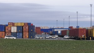 Polícia zasahovala v areáli firmy na prepravu kontajnerov. V jednom z nich mali nájsť migrantov