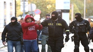 Polícia priviedla obvineného Inda z vraždy futbalistu na miesto činu. Vysvetľoval, čo sa stalo