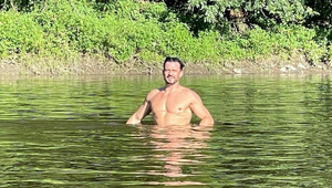 Orlando Bloom šokoval ľudí pri jazere neďaleko Prahy! Išiel do NAHA!