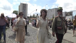 Dobové kostýmy, jedlo a vojenská dychovka. Ktoré mesto sa môže pýšiť titulom "Mesto kultúry"?