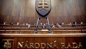 Poslanci prišli o trestnoprávnu imunitu, sudcom ostáva