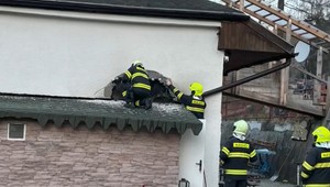 Zachovali sa ako hrdinovia: Policajti zabránili požiaru domu, v ktorom spala rodina s malými deťmi