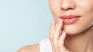 Vizážisti ho milujú: Vyskúšajte geniálny trik na dokonale krásne pery!