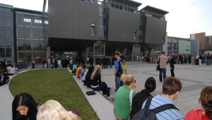 Spoplatnite vysoké školy, odkazuje americký expert