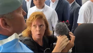 VIDEO: Agresia na oslavách SNP strany Smer-SD. Dav ľudí napadol novinárov