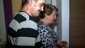 Zlodej kradol v dome. Keď ho majitelia chytili, vyhrážal sa, že zavolá políciu