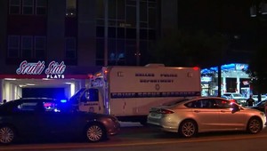 Policajtka vošla k susedovi a začala strieľať. Myslela si, že je u seba doma