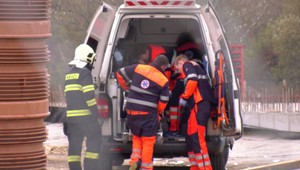 Mladého robotníka privalila 300 kilogramová doska. Vyslobodzovali ho kolegovia