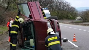 Sadli za volant s vyše dvomi promile, jedno auto skončilo na streche
