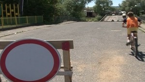 Deti v Orlove sa bicyklujú po nebezpečnom moste