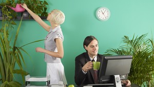 Ženy musia pracovať o tri mesiace dlhšie ako muži, aby dosiahli ich plat