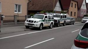 Polícia obvinila muža, ktorý strieľal pri Púchove. Hrozí mu výnimočný trest
