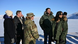 Americký viceprezident dorazil do Grónska, ostrov zachvátili historické demonštrácie