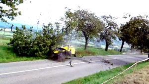 AUTENTICKÉ ZÁBERY. Náraz auta preťal strom na polovicu