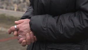 Bezdomovkyni sa zmenil život. Vo vrecku našla hotový poklad