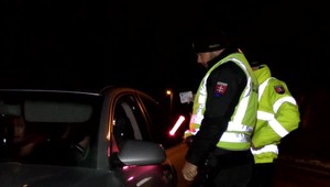 Hanba pre trochu vianočného punču. Za volantom nafúkal miestny poslanec a kandidát do parlamentu