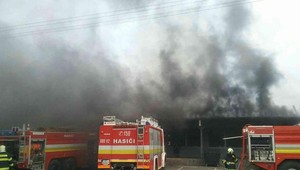 Ničivý požiar vo Vranove nad Topľou: Zasahujú desiatky hasičov, škody sú viac ako pol milióna eur