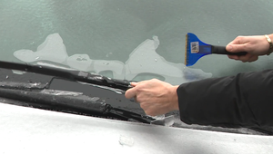 Poľadovica paralyzovala Slovensko: Cestári aj zdravotníci v pohotovosti