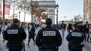 Paríž deň po útokoch: niektoré prevádzky zostali zatvorené