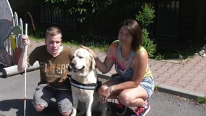 Nevidiaceho muža odmietli vpustiť do motorestu, pretože mal so sebou vodiaceho psa