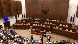Prajte si niečo, padá vláda: Opozícia chce vysloviť nedôveru Hegerovmu kabinetu