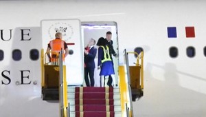 Facka rovno pred novinármi? Prezidenta Macrona udrela jeho manželka