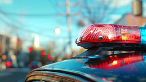 Muž tupým kladivom odbil hlavu z busty diktátora Stalina. Poškodil aj bustu Lenina