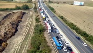 Žena porodila vo vlaku. Pre nehodu stáli autá v 11-kilometrovej zápche