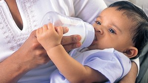 Z trhu sťahujú dojčenské mlieko. Je rizikové pre kontamináciu salmonelou