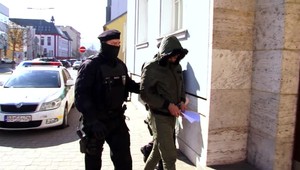 Muži útočiaci železnou tyčou skončili v putách