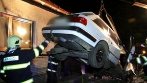 Auto v plote. Miroslav (25) zranil spolujazdkyňu (18)