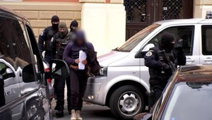 Na špecializovaný súd priviezli údajných členov skupiny takáčovcov. Pre nečakanú situáciu museli zasahovať aj hasiči