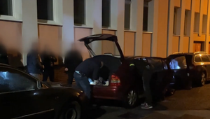 Pod lampou býva najväčšia tma: Protidrogová razia v dome pár metrov od policajnej stanice