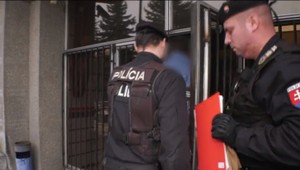 So zbraňou v ruke prepadol benzínku v Krupine. Prsty ale môže mať vo viacerých vykrádačkách