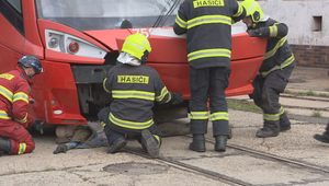 Dramatické ráno v Bratislave: Hasiči vyslobodzovali muža spod električky. Našťastie len cvične