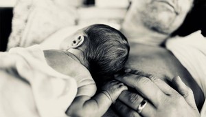 Slávny herec sa stal po päťdesiatke prvýkrát otcom