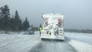 VIDEO: Cesty priniesli záveje a autá v priekopách. Padla aj lavína