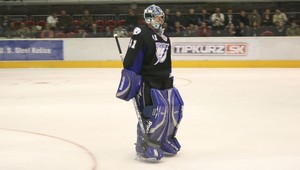 Nevídaná bitka brankára s útočníkom v NHL