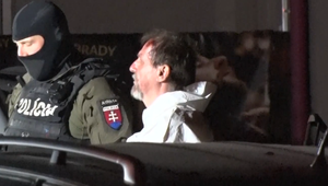 EXKLUZÍVNE ZÁBERY: Strelca priviezli k jeho autu