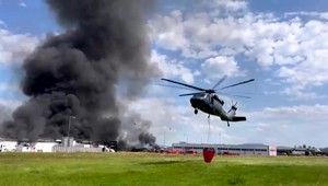 Je vyhlásený najvyšší stupeň poplachu pre požiar. Polícia uzavrela diaľnicu D5